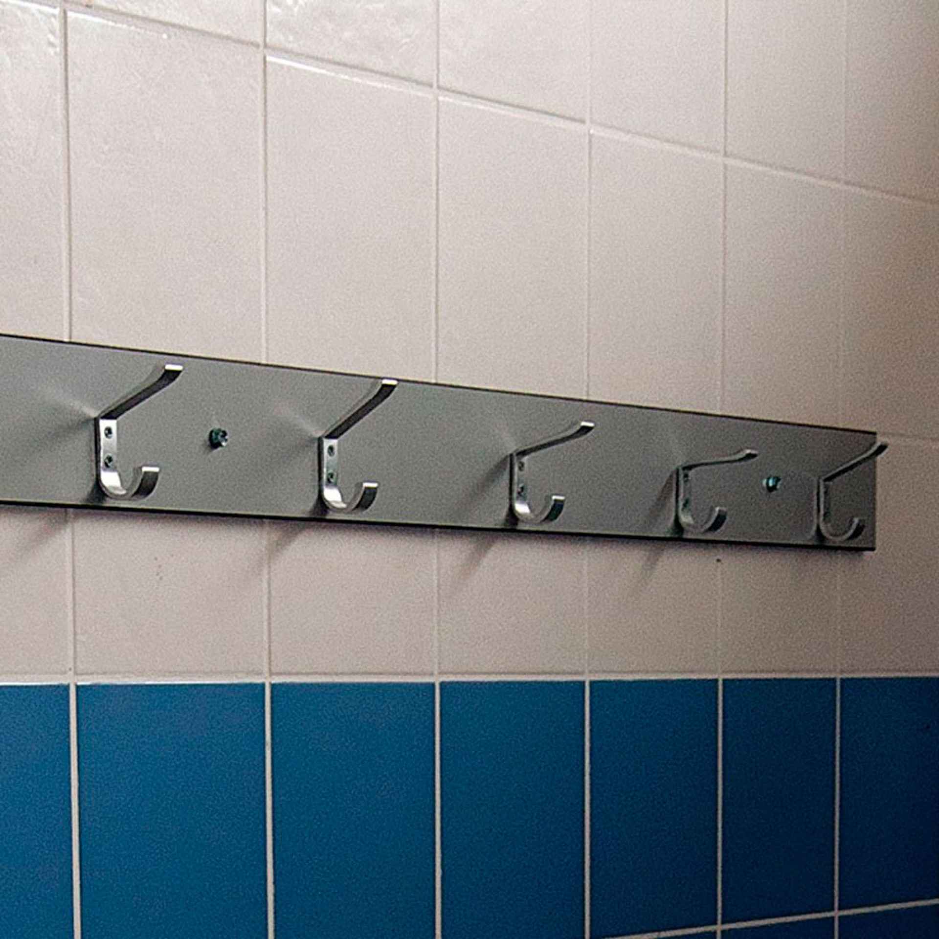 REGLA FENÓLICA CON PERCHAS DE ALUMINIO - ml