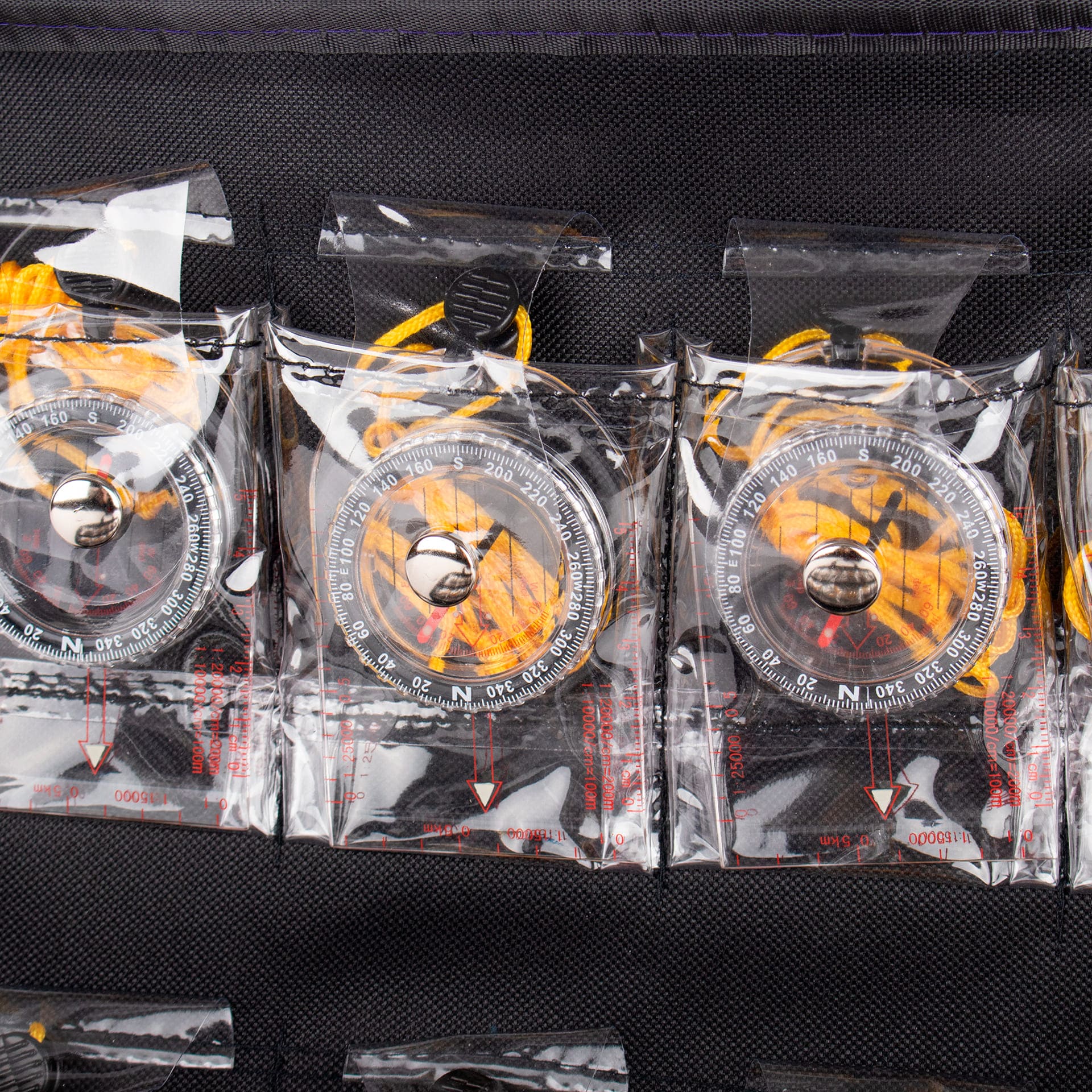 MALETA CON 24 BRÚJULAS