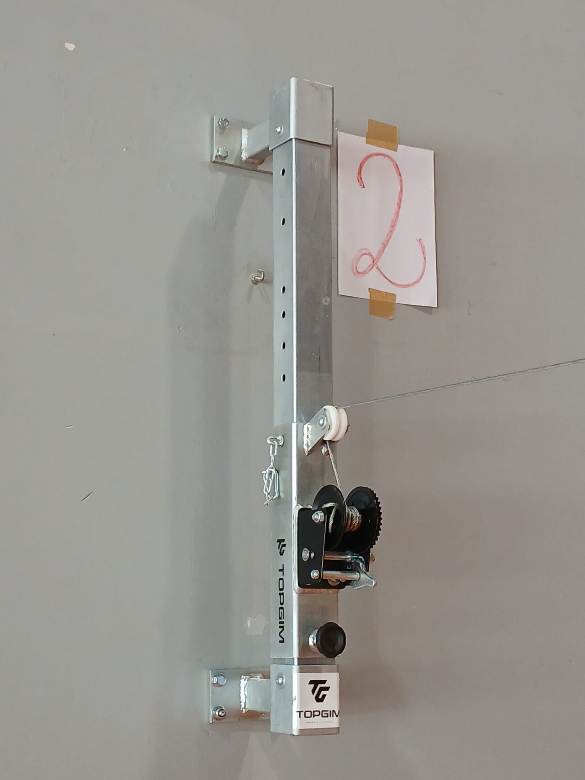 PAR DE POSTES DE VOLEIBOL EN LA PARED