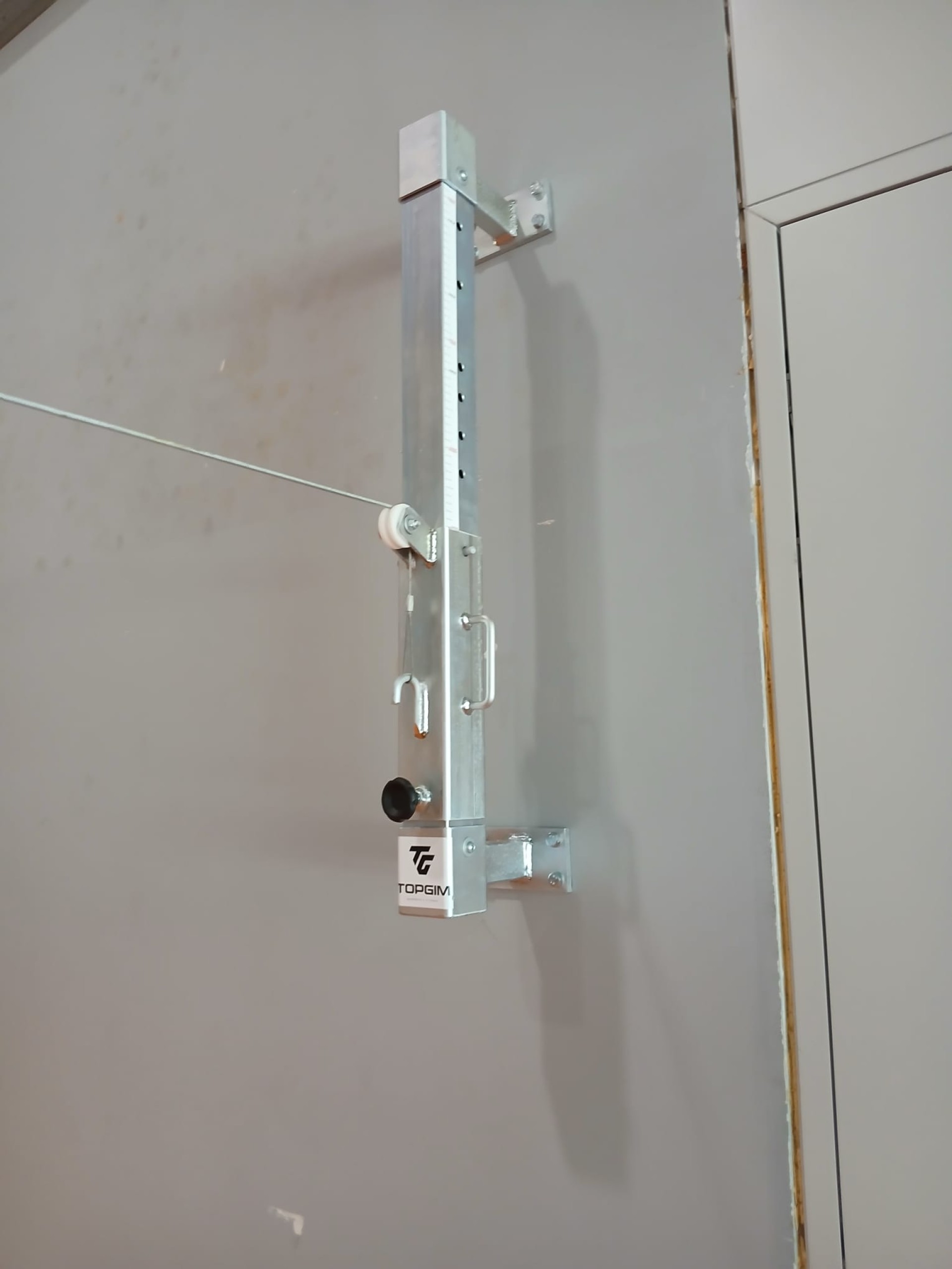 PAR DE POSTES DE VOLEIBOL EN LA PARED