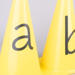 CONJUNTO de 26 CONES de 23cm com LETRAS de A a Z