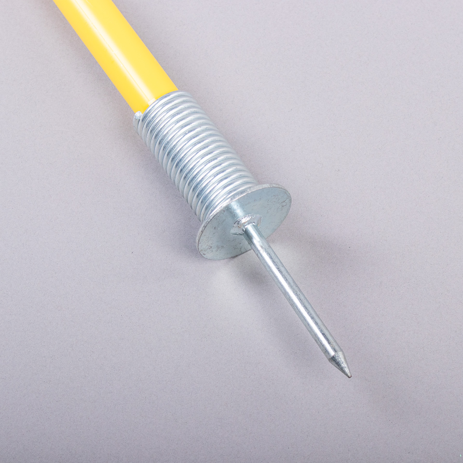 PICA DE 1,60m CON PUNTA DE ACERO Y MUELLE