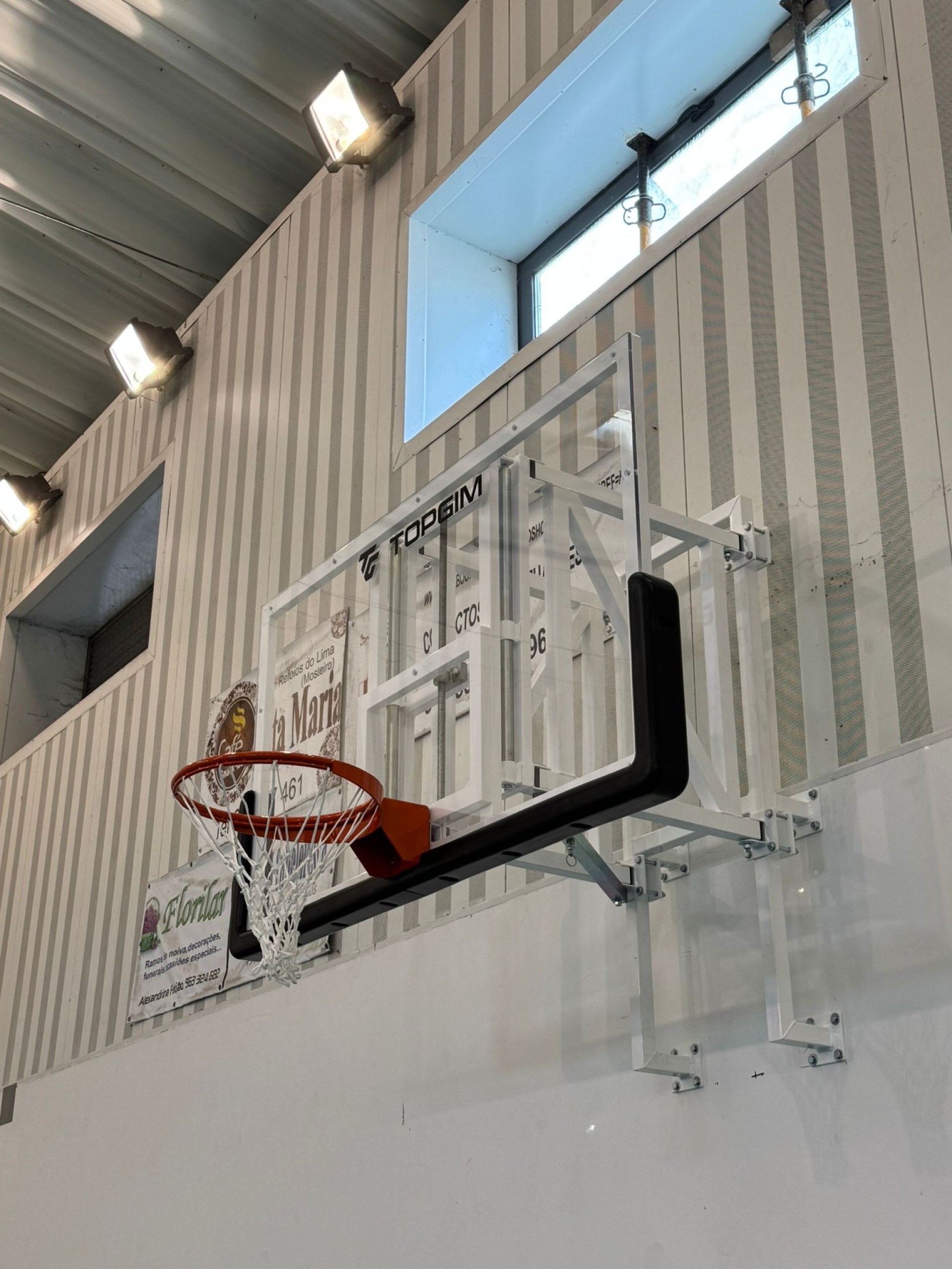 UNIDAD OFICIAL DE BALONCESTO ABATIBLE LATERALMENTE Y REGULABLE EN ALTURA