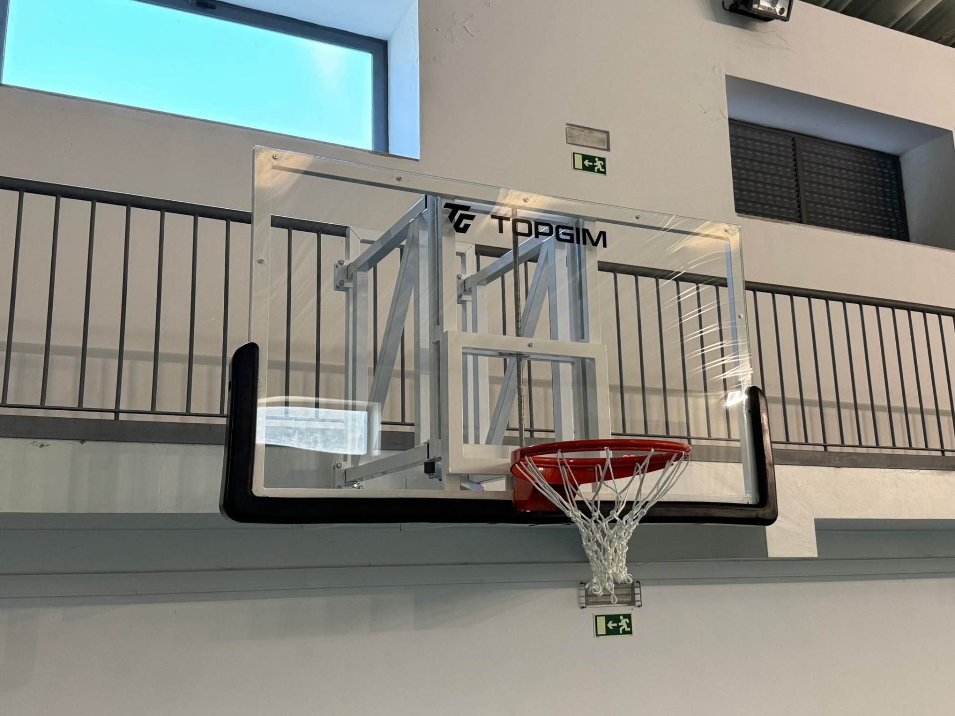 UNIDAD OFICIAL DE BALONCESTO ABATIBLE LATERALMENTE Y REGULABLE EN ALTURA