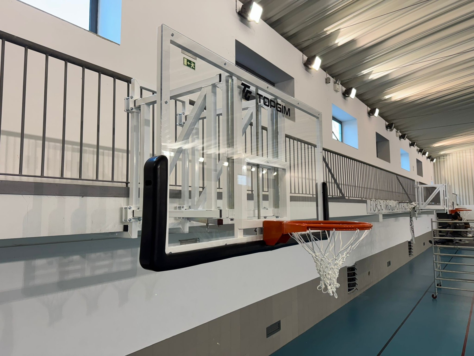 UNIDAD OFICIAL DE BALONCESTO ABATIBLE LATERALMENTE Y REGULABLE EN ALTURA