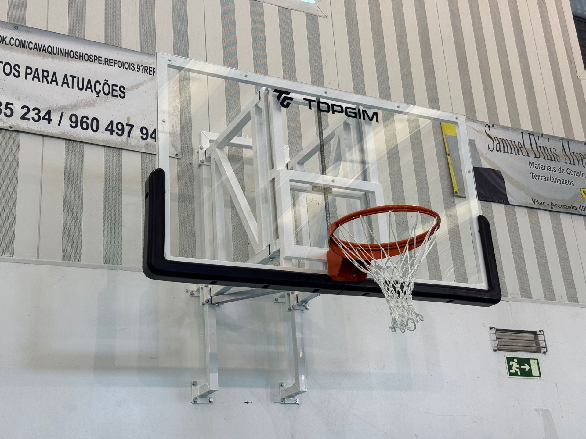 UNIDAD OFICIAL DE BALONCESTO ABATIBLE LATERALMENTE Y REGULABLE EN ALTURA