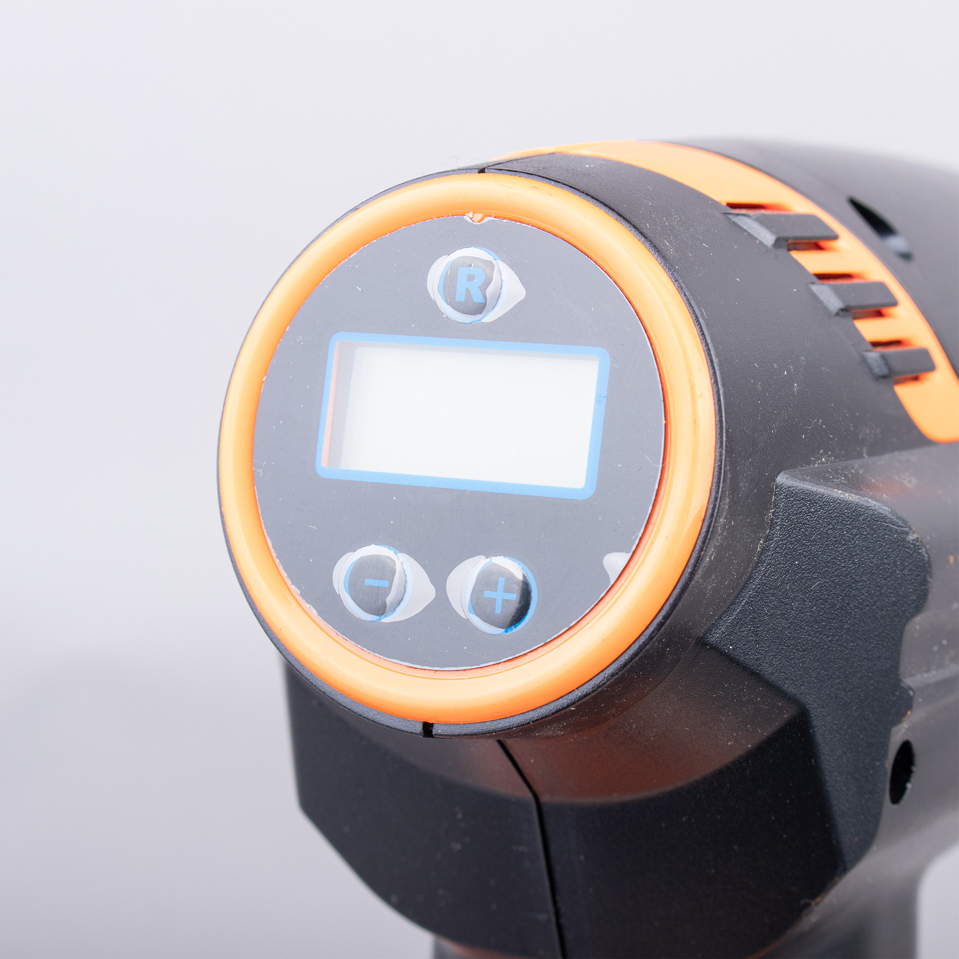 COMPRESSOR PORTÁTIL COM MOSTRADOR LCD