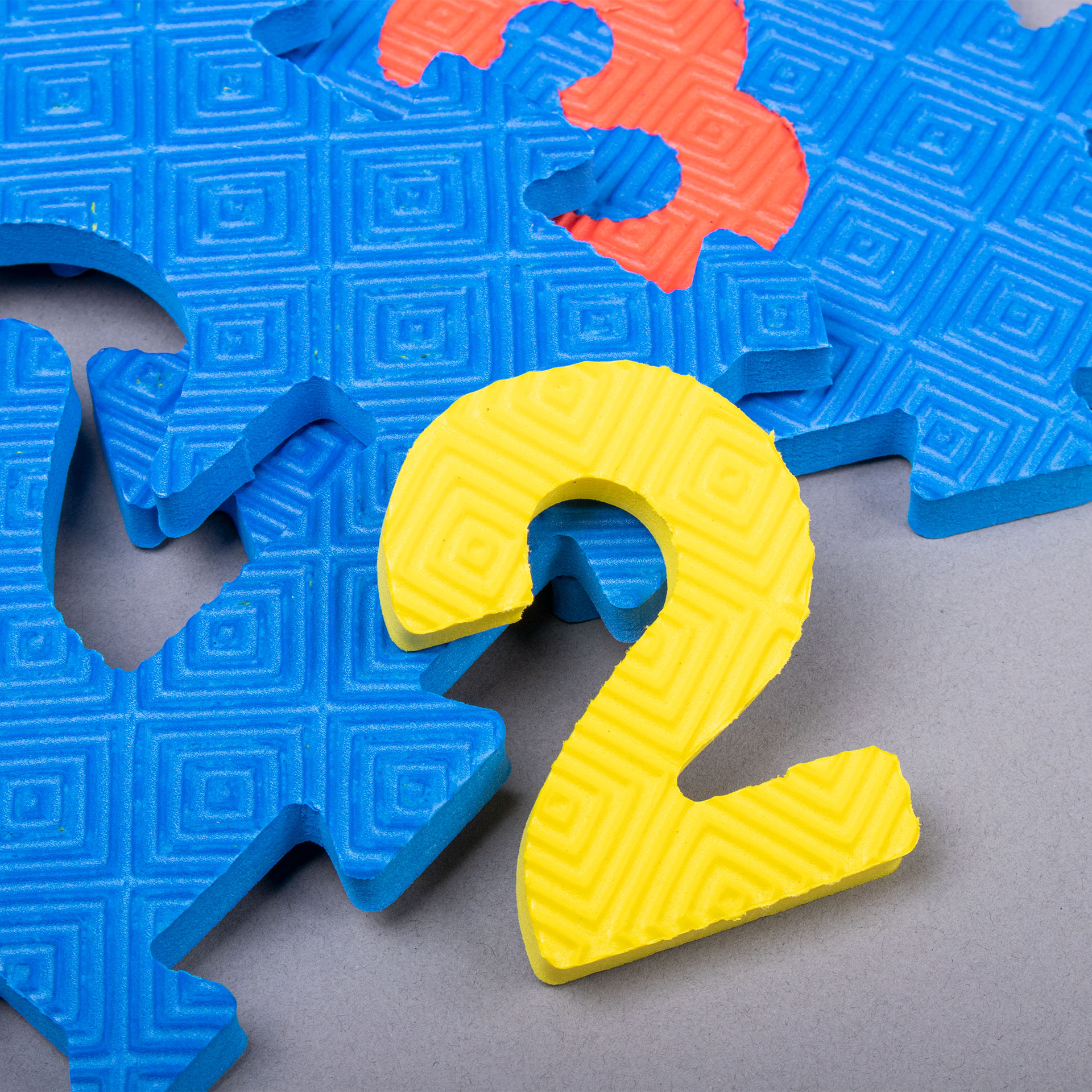 36-PIECE ALPHANUMERIC PUZZLE