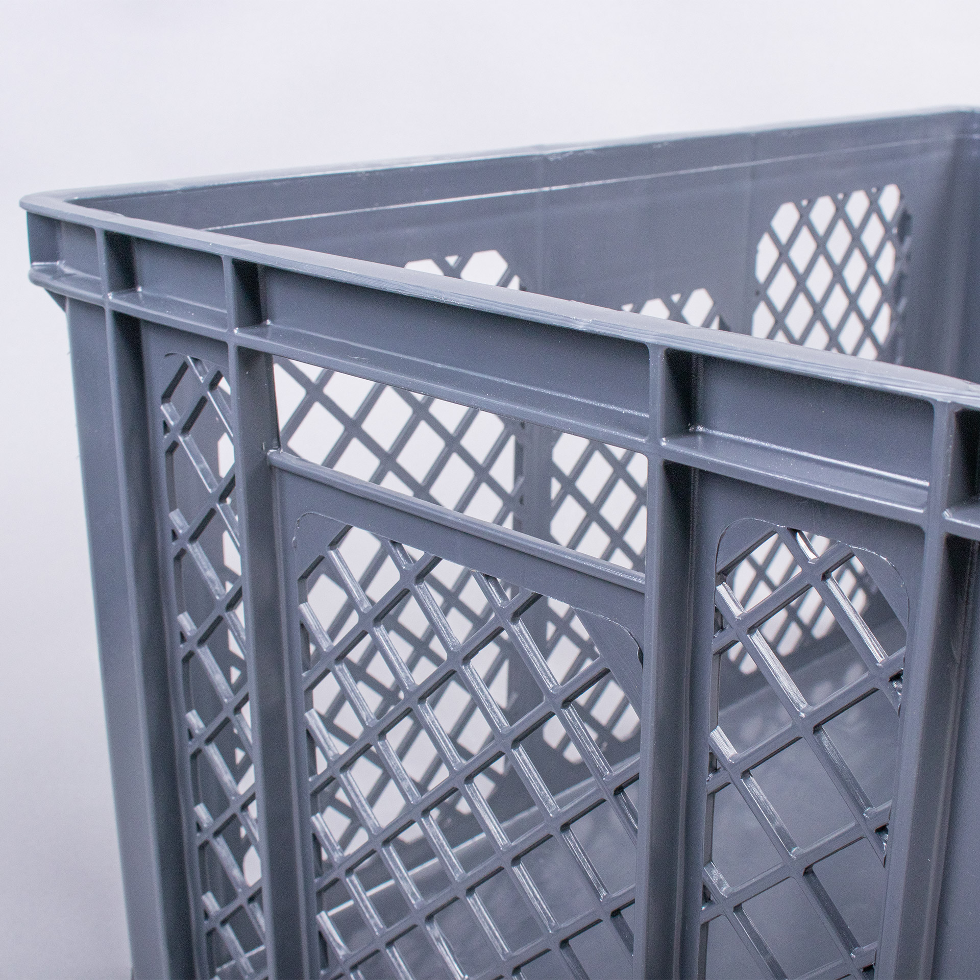 PLASTIC BASKET FOR STORING MATERIALS